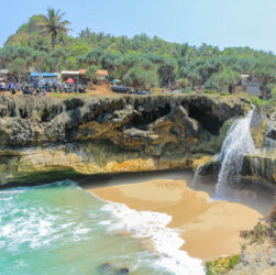 Pantai Banyutibo Pacitan
