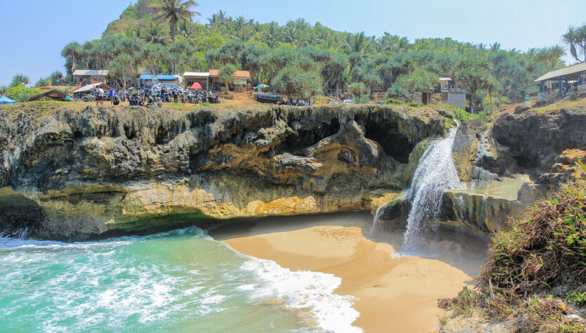 Pantai Banyutibo Pacitan