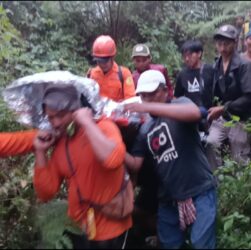 Ilustrasi evakuasi pendaki gunung agung untuk artikel Evakuasi Pendaki Gunung Agung: Pendaki Pingsan di 2.200 MDPL