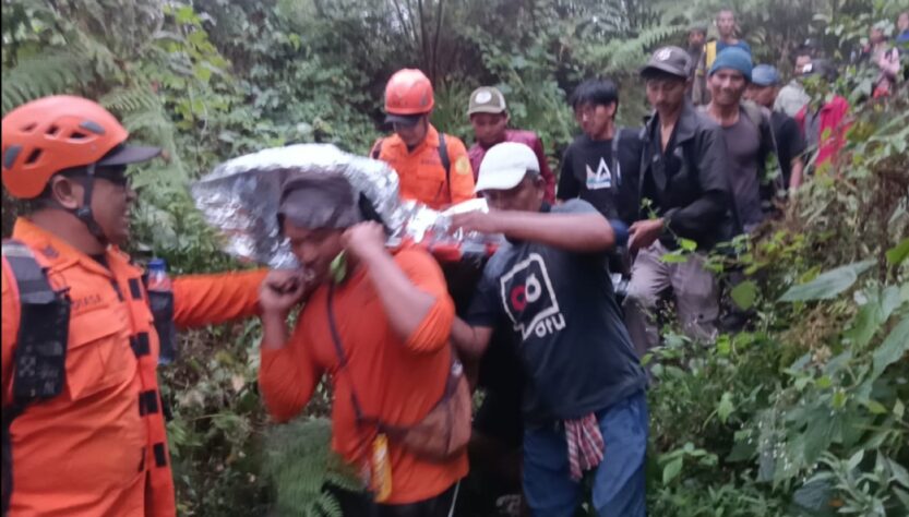 Ilustrasi evakuasi pendaki gunung agung untuk artikel Evakuasi Pendaki Gunung Agung: Pendaki Pingsan di 2.200 MDPL