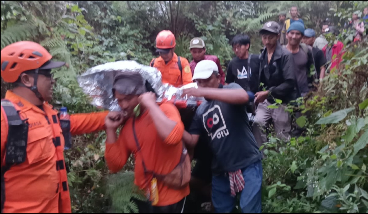 Evakuasi Pendaki Gunung Agung di 2.200 MDPL Ilustrasi evakuasi pendaki gunung agung untuk artikel Evakuasi Pendaki Gunung Agung: Pendaki Pingsan di 2.200 MDPL