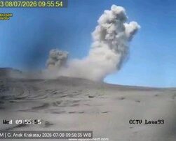 Ilustrasi gunung anak krakatau untuk artikel Gunung Anak Krakatau Erupsi Pagi Ini, Kolom Abu 100 Meter