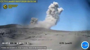 Ilustrasi gunung anak krakatau untuk artikel Gunung Anak Krakatau Erupsi Pagi Ini, Kolom Abu 100 Meter