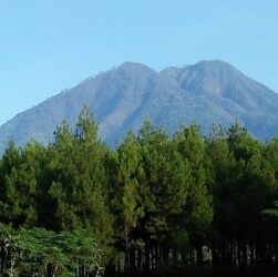 Ilustrasi gunung kawi untuk artikel Gunung Kawi: Daya Tarik Alam, Mistis, dan Spiritual