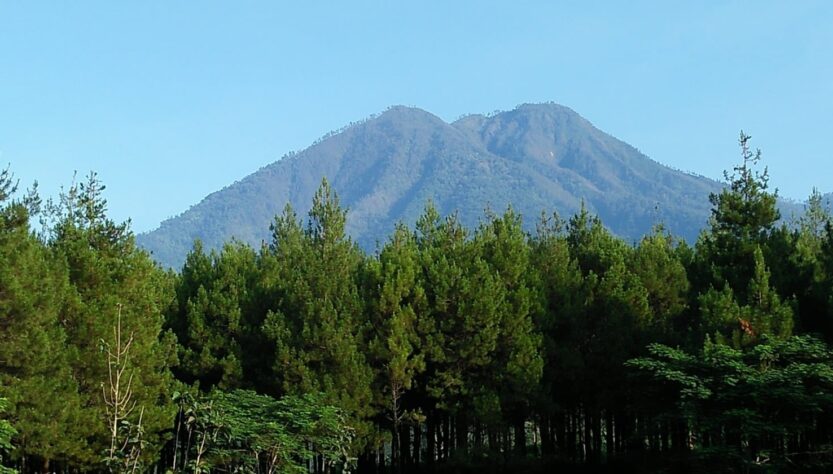 Ilustrasi gunung kawi untuk artikel Gunung Kawi: Daya Tarik Alam, Mistis, dan Spiritual