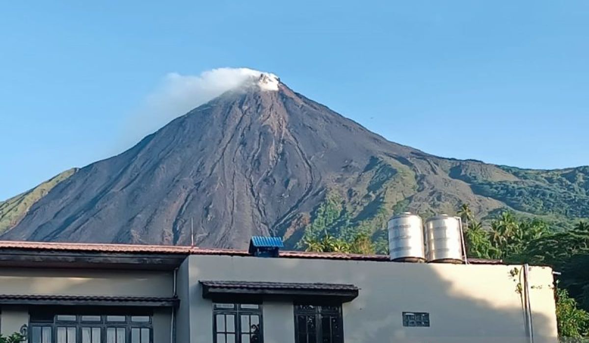 4 Gunung Api Sulawesi Utara Waspada Level II Ilustrasi gunung api sulawesi utara untuk artikel Gunung api sulawesi utara: 4 Gunung Api di Sulawesi Utara…